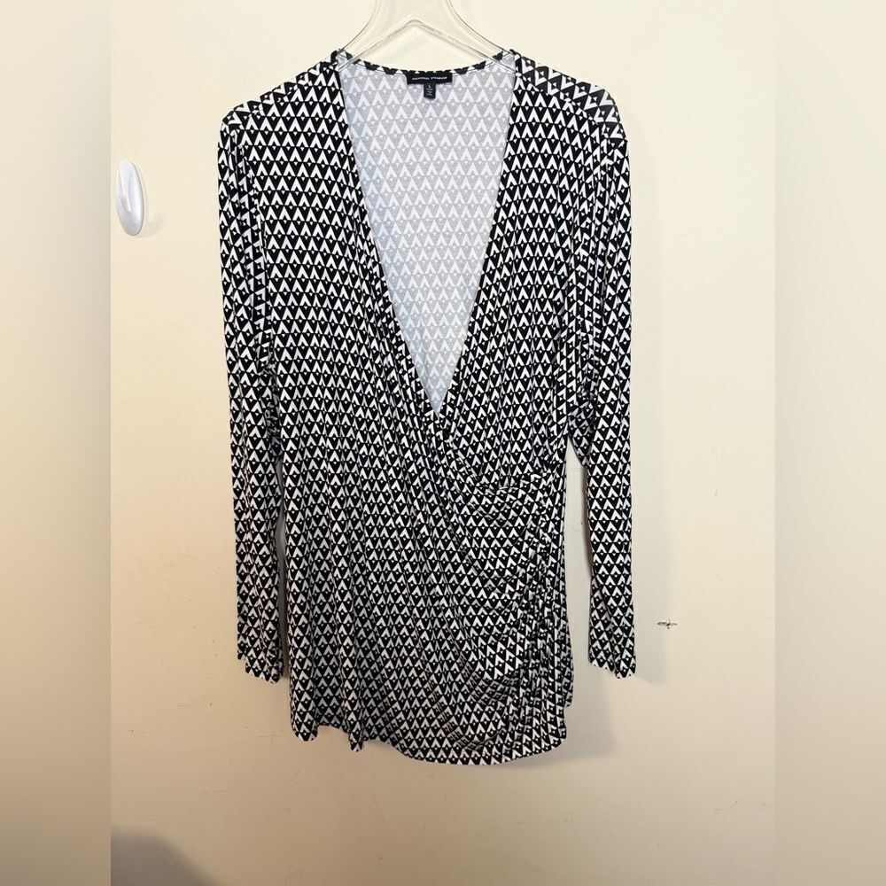 UNIVERSAL Standard Liquid Jersey Two-Way Long Sleeve Geometric Top L Black White